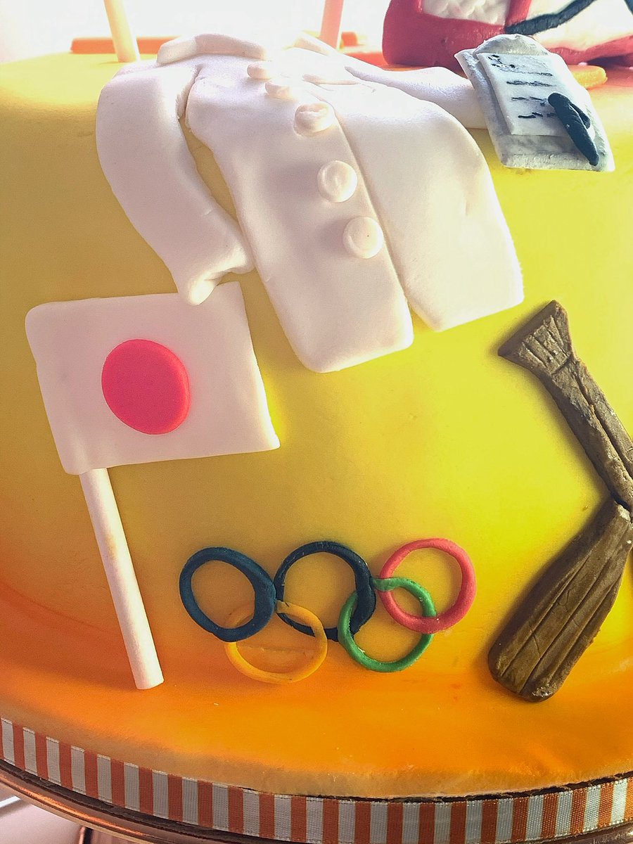 RachelCakessss's tweet photo. A special cake for the winner of the 2020 Canadian Sports Scientist of the year Award ! @PISEworld @ownthepodium @Camosun @canadiansport @TeamCanada #olympics #canadian #sportcake https://t.co/A4DkG6OdLY