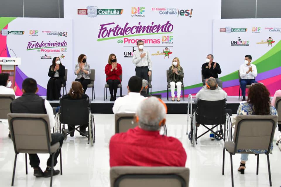 MartinGomezCald's tweet photo. #Torreon | Entregan Gobernador @mrikelme y @MarcelaGorgon Apoyos a #Programas de #UNEDIF y #MIFortiDesayuno.
https://t.co/ewQFw7ayP6 #RTNews #Saltillo #Monclova #Piedrasnegras #Acuña @DIFCoah https://t.co/c5dtKoXwI6