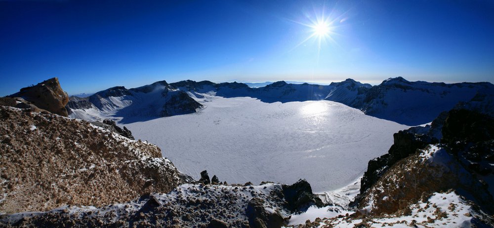 simontourcom's tweet photo. Changbaishan (长白山) is located in the southeastern part of Jilin City near the boundary of China and North Korea. The mountain's name means "ever white" for the snow and pumice stones on its peaks. The most beautiful lakes is Tian Chi (天池), the deepest alpine lake in China. https://t.co/GJ7zQl8VpD