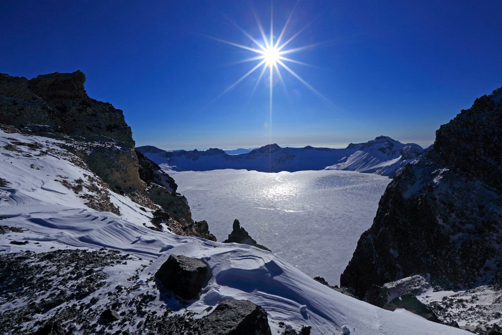 simontourcom's tweet photo. Changbaishan (长白山) is located in the southeastern part of Jilin City near the boundary of China and North Korea. The mountain's name means "ever white" for the snow and pumice stones on its peaks. The most beautiful lakes is Tian Chi (天池), the deepest alpine lake in China. https://t.co/GJ7zQl8VpD