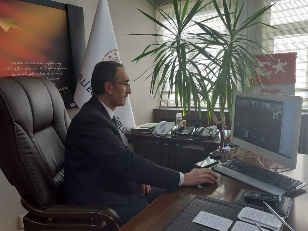 "Anadolu Masalları " hizmetiçi eğitimini alan öğretmenler ile video konferansmızı Milli Eğitim Müdürümüz Enver KIVANÇ in katılımı ile gerçekleştirdik.<a href="/MusMilliEgitim1/">Muş İl Millî Eğitim Müdürlüğü</a> <a href="/adnanboyaci/">Adnan BOYACI</a> <a href="/EnverkV/">Enver KIVANÇ</a> <a href="/mebmasalmus/">Anadolu Masalları Muş</a> <a href="/ziyaselcuk/">Ziya Selçuk</a>