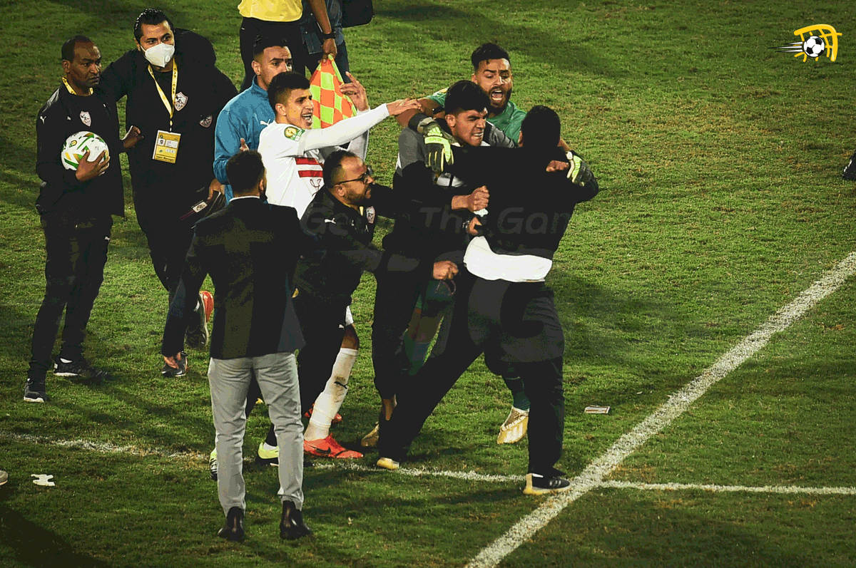 FilGoal's tweet photo. 📸مشاهد مؤسفة بعد صافرة نهاية مباراة الأهلي والزمالك في نهائي دوري الأبطال. https://t.co/TFZ4FDQuNb