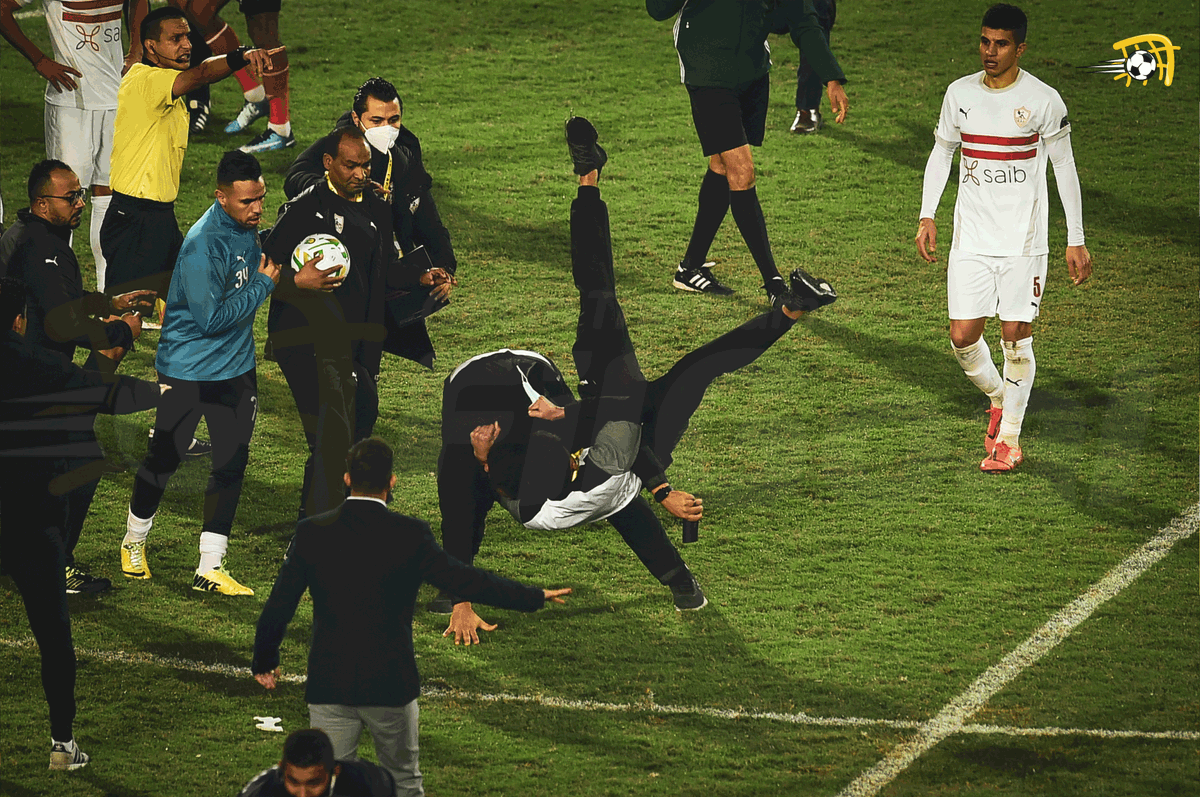 FilGoal's tweet photo. 📸مشاهد مؤسفة بعد صافرة نهاية مباراة الأهلي والزمالك في نهائي دوري الأبطال. https://t.co/TFZ4FDQuNb