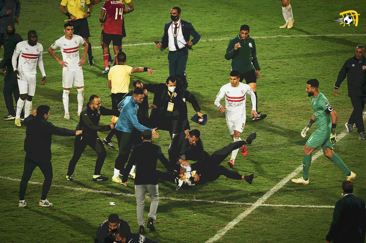 FilGoal's tweet photo. 📸مشاهد مؤسفة بعد صافرة نهاية مباراة الأهلي والزمالك في نهائي دوري الأبطال. https://t.co/TFZ4FDQuNb
