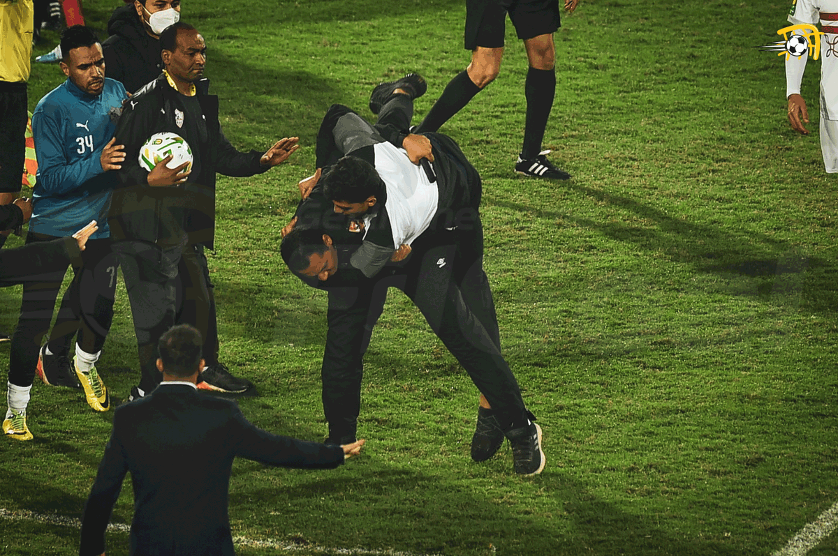 FilGoal's tweet photo. 📸مشاهد مؤسفة بعد صافرة نهاية مباراة الأهلي والزمالك في نهائي دوري الأبطال. https://t.co/TFZ4FDQuNb