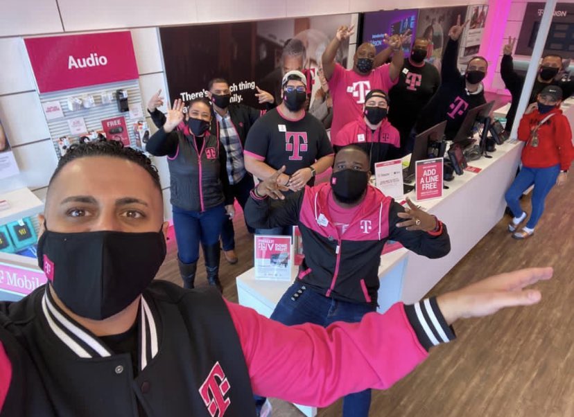 MagentaTravSCM's tweet photo. We over here grinding!!! Got my squad wit me!!! #MagentaMonsta #smartchoicemobile #WentworthWarriors @SCMOBILE123   @TMobile @JonFreier @MikeSievert https://t.co/37igHrtFGi