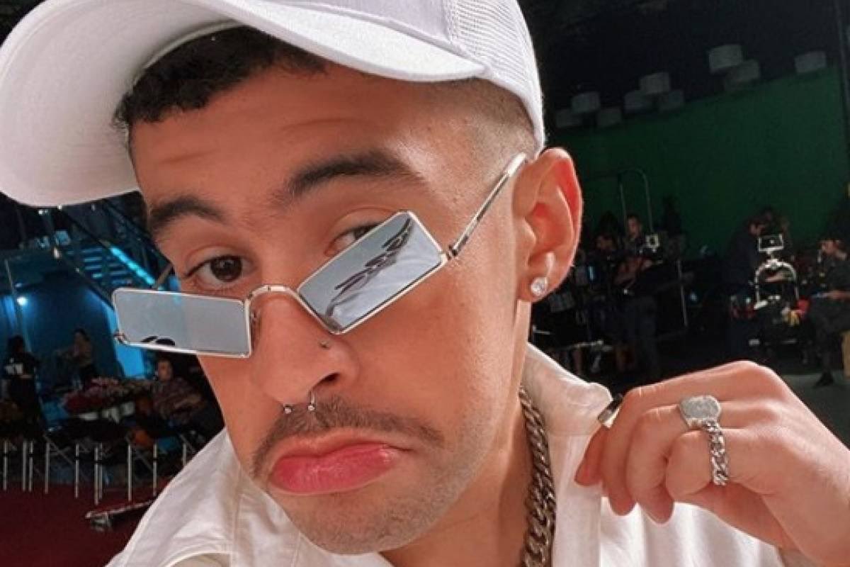 Mix899Fm's tweet photo. Como parte del proceso para recuperarse de COVID 19 el médico le formuló a Bad Bunny @sanbenito un “antiviral”. En fin, la hipocresía 😅 https://t.co/OExbENUu48