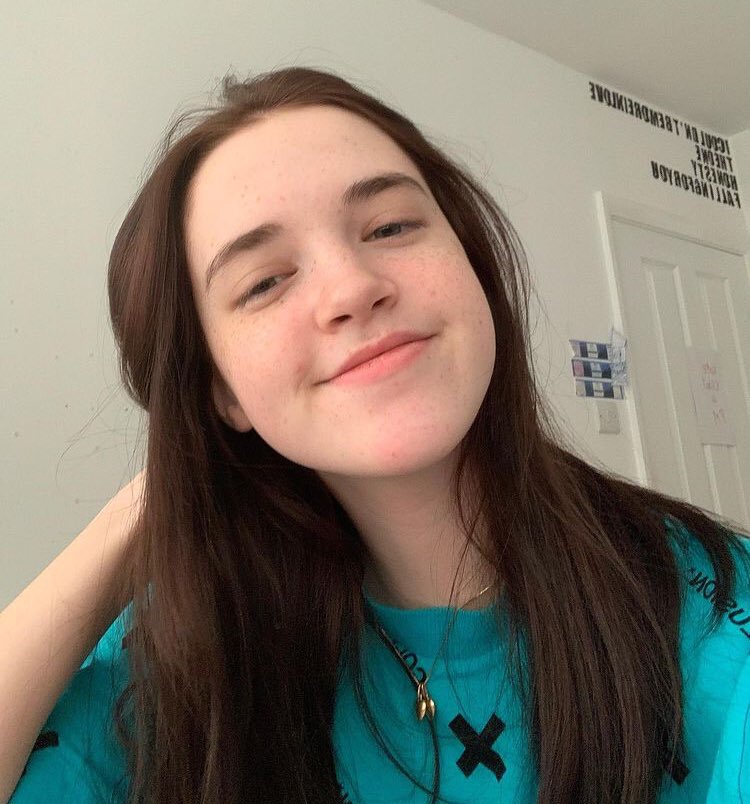 ella as luna lovegood-adventurous -weirdly smart-the best tbh-brave asf