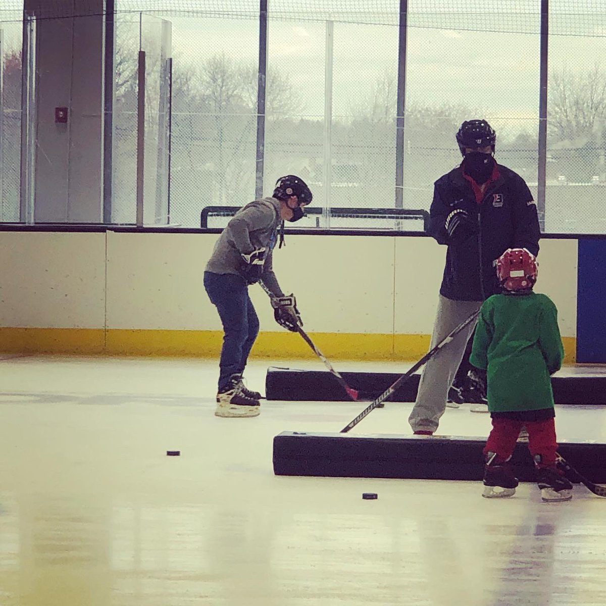 WarriorIceArena's tweet photo. We had an awesome time at our parent child pop-up programs today!!
#warrioricearena #skatewheretheprosskate #practicelikethepros #hockey #skating #bostonhockey #famliyfun #bostonactivities #bostonbruins #bostonpridehockey #nwhl #youthhockey #hockeycamps https://t.co/gqmpSPnCZ1