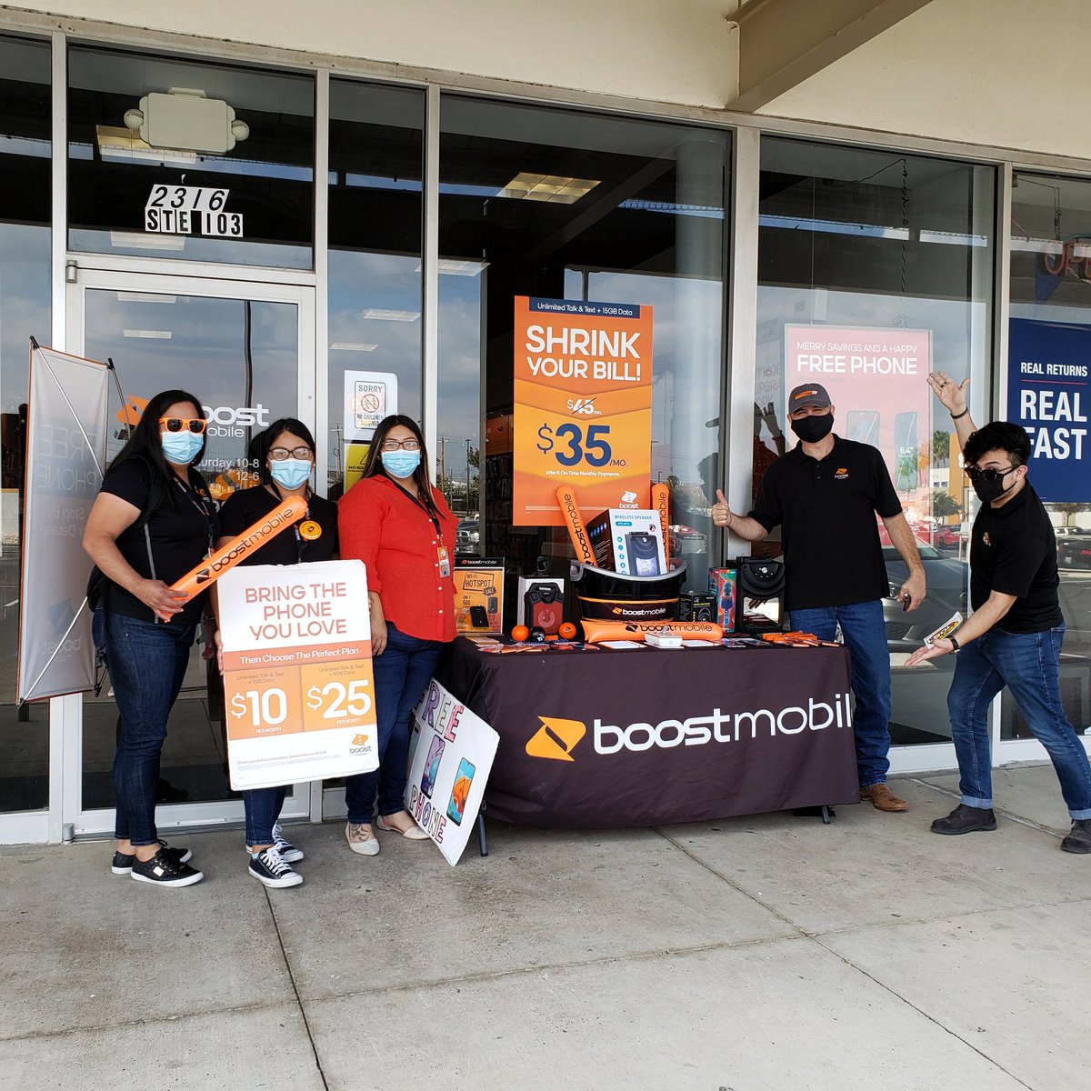 VanishAirwaves's tweet photo. Big thanks to @boostmobile for having us!!! Don't forget to stop by and take advantage of their amazing #ShrinkIt Plan!
#BoostMobile #BlackFriday #IAmHot1061 https://t.co/WpnhX0BZ8C