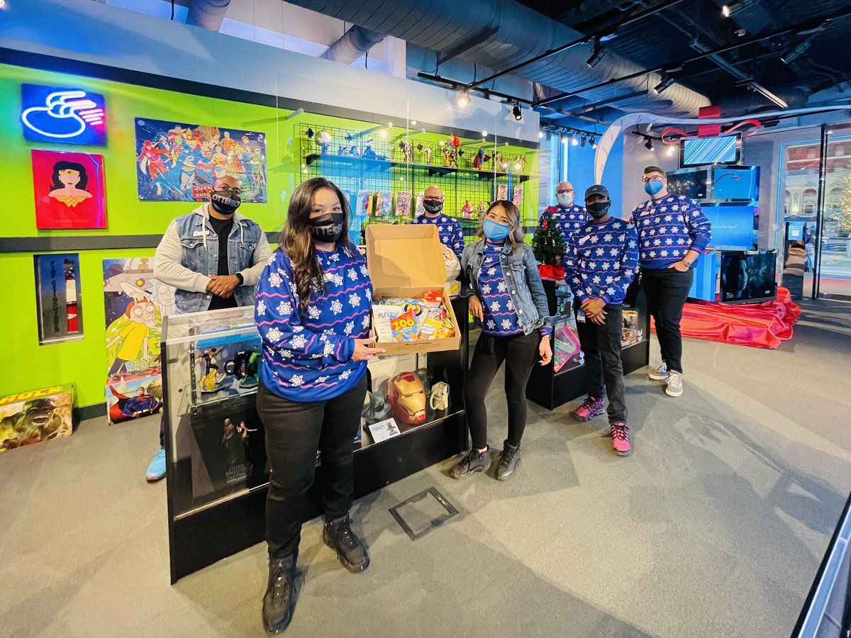 NTX_AprilR's tweet photo. Thank you @RicktheOtter for sending gear to keep us safe and snacks to keep the team energy litttt 🔥 on Black Friday!!! We can always count on @otterscene to be ready for action here at @ATTExpDallas 🦦 😷@NTX_Market #LifeAtATT #OtterBox #RockTheMask 📸:@Enoch_NTX https://t.co/okOieug6jU