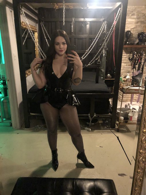 Your favorite villain 💋 https://t.co/aBKhWdj1BX