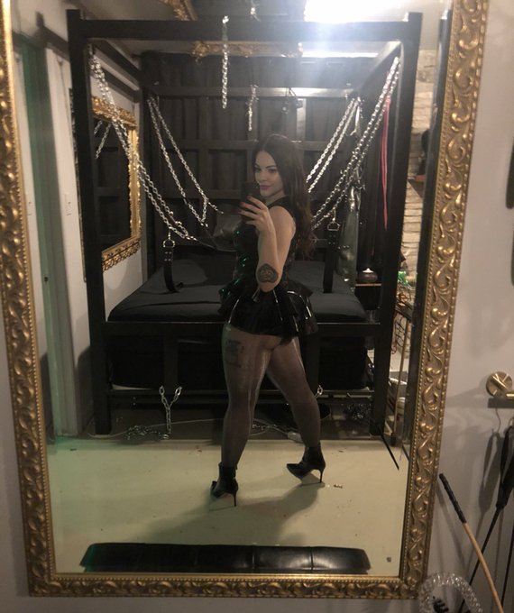 Your favorite villain 💋 https://t.co/aBKhWdj1BX