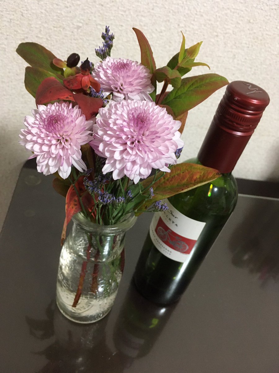 Chi7Mai's tweet photo. おはようございます🎵
今朝はちょっと寒い🥲
今週のお花🌸
赤ワインを添えて…🍷(笑)
季節感があって素敵✨
#blumee
#花のある暮らし https://t.co/Nq5cYnm37F