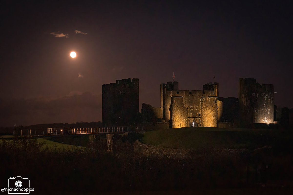 Full moon over the castle 
@Caerphilly_Cadw #cadw #visitwales #castle #castlesofinstagram #castlesofwales #croesocymru #caerphillycastle #caerphilly #southwales #southwalesphotographer #nikonphotography #nikonz6