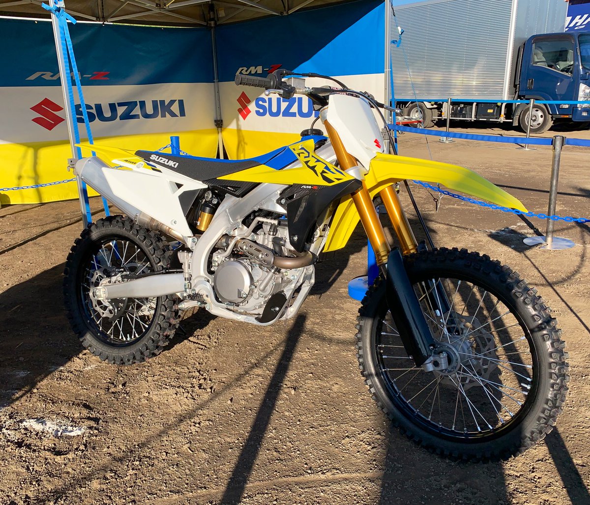 suzukicojpmotor's tweet image. 【全日本モトクロス選手権 第6戦
関東大会 予選 オフロードヴィレッジ】
おはようございます。スズキPRブースオープンしました。ブースではRM-Z450、Vストローム1050XTを展示して皆様のお越しをお待ちしています。お気軽にお立ち寄りください。  #スズキ #全日本MX  #RMZ450 #Vストローム1050XT #OFV