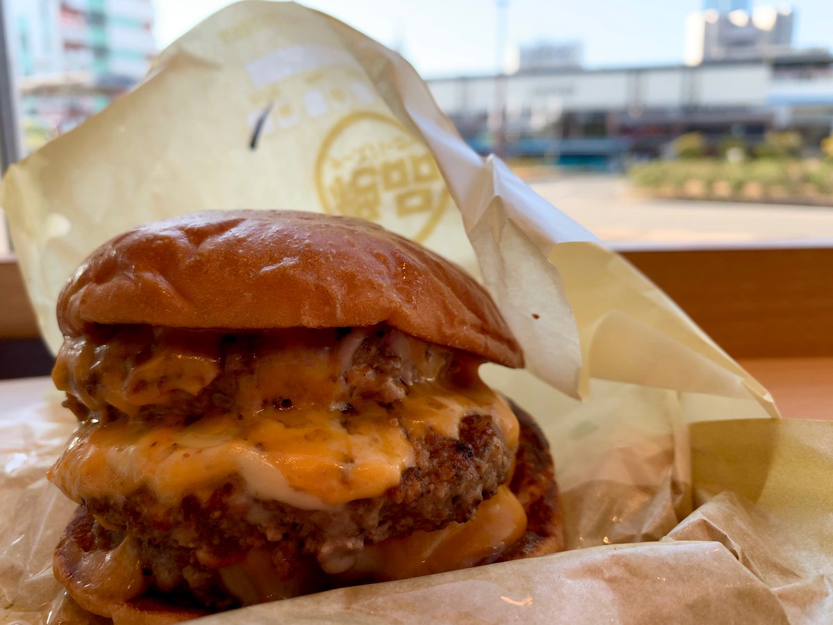 ももなの 海浜幕張 ロッテリア 朝から絶品チーズバーガーの肉の日トリプルを これから4時間半を超える映画を観るので詰め込みました笑
