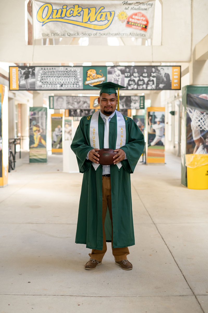 _Drewjones76's tweet photo. •Dec 9th 2020• 
I’ll officially be a college graduate. 
If you knew where I came from, this just hit different! 👨🏽‍🎓 https://t.co/nHiGURYlVR