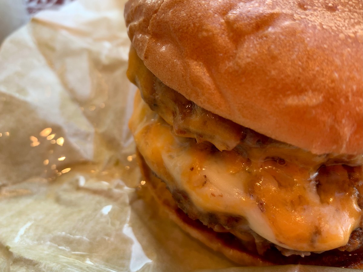 ももなの 海浜幕張 ロッテリア 朝から絶品チーズバーガーの肉の日トリプルを これから4時間半を超える映画を観るので詰め込みました笑