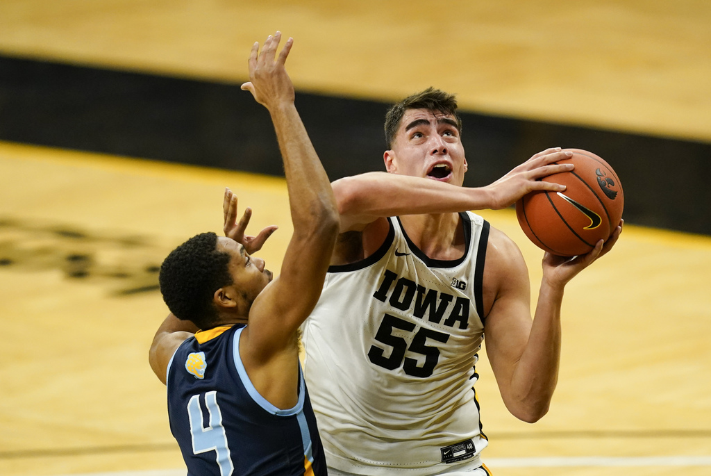 ESPNInsights's tweet photo. Iowa center Luka Garza finished with 41 points with a .933 FG pct (14-15) against Southern. 

The only player in the last decade to have 40 points and shoot 90% was UConn's Amida Brimah in 2014 against Coppin State (40 pts, 13-13). https://t.co/ztj2qC5aft