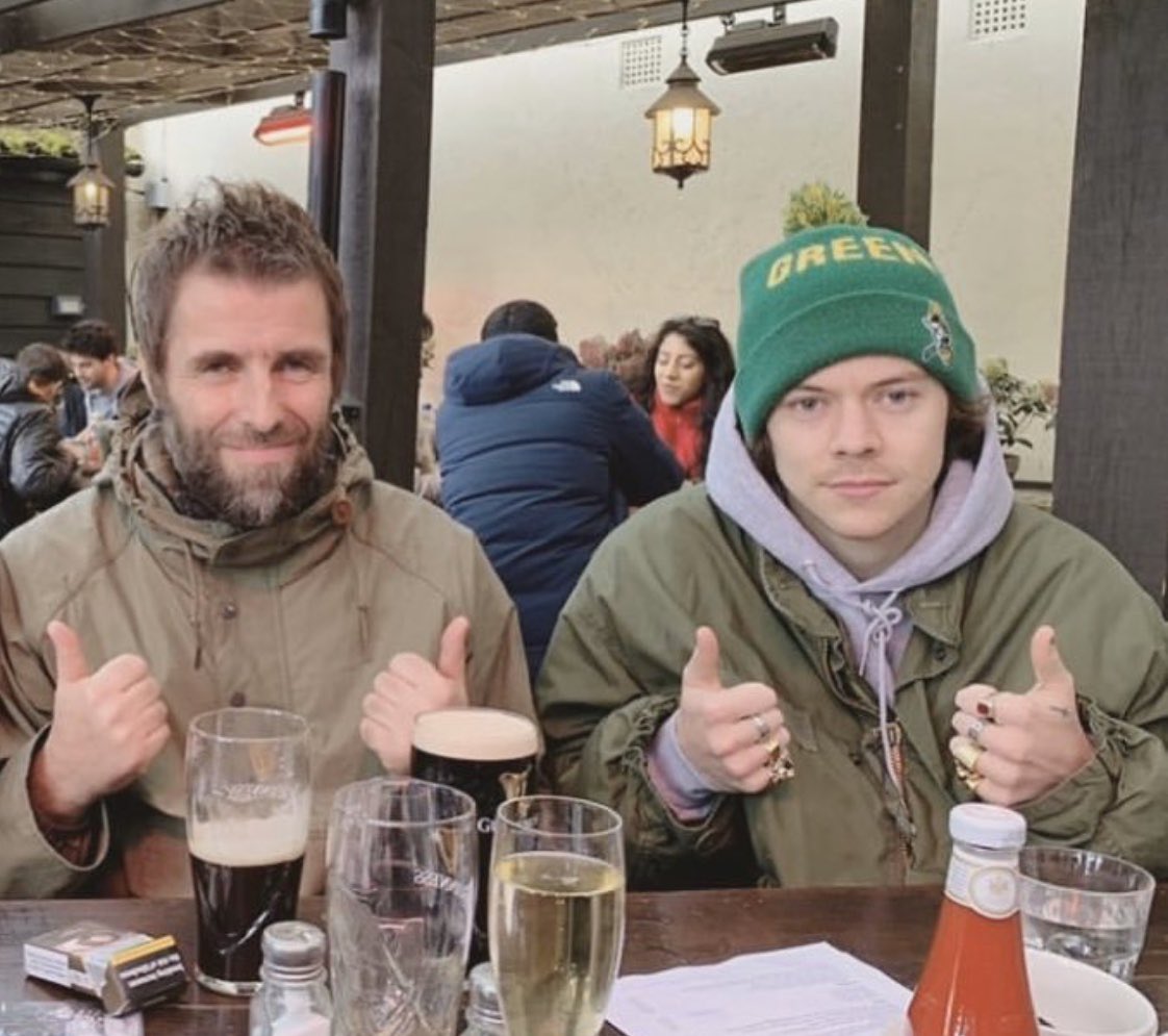 7Osloveontour's tweet photo. i will never forget how harry spent £3,000 on fish for liam gallagher https://t.co/Odig7DxrJJ
