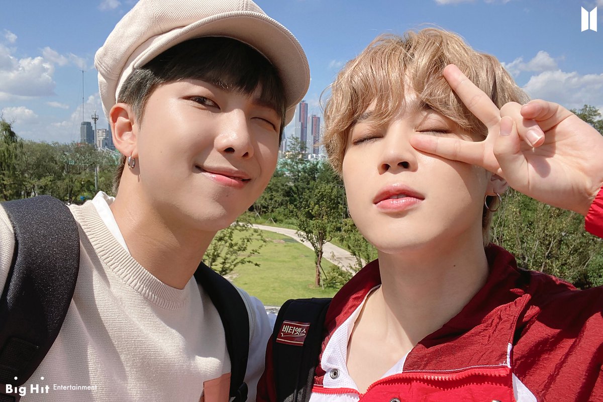 minjoonsite's tweet photo. AND THEIR SELCAKAJSJSHSHHDDH https://t.co/EzTIiGbTix