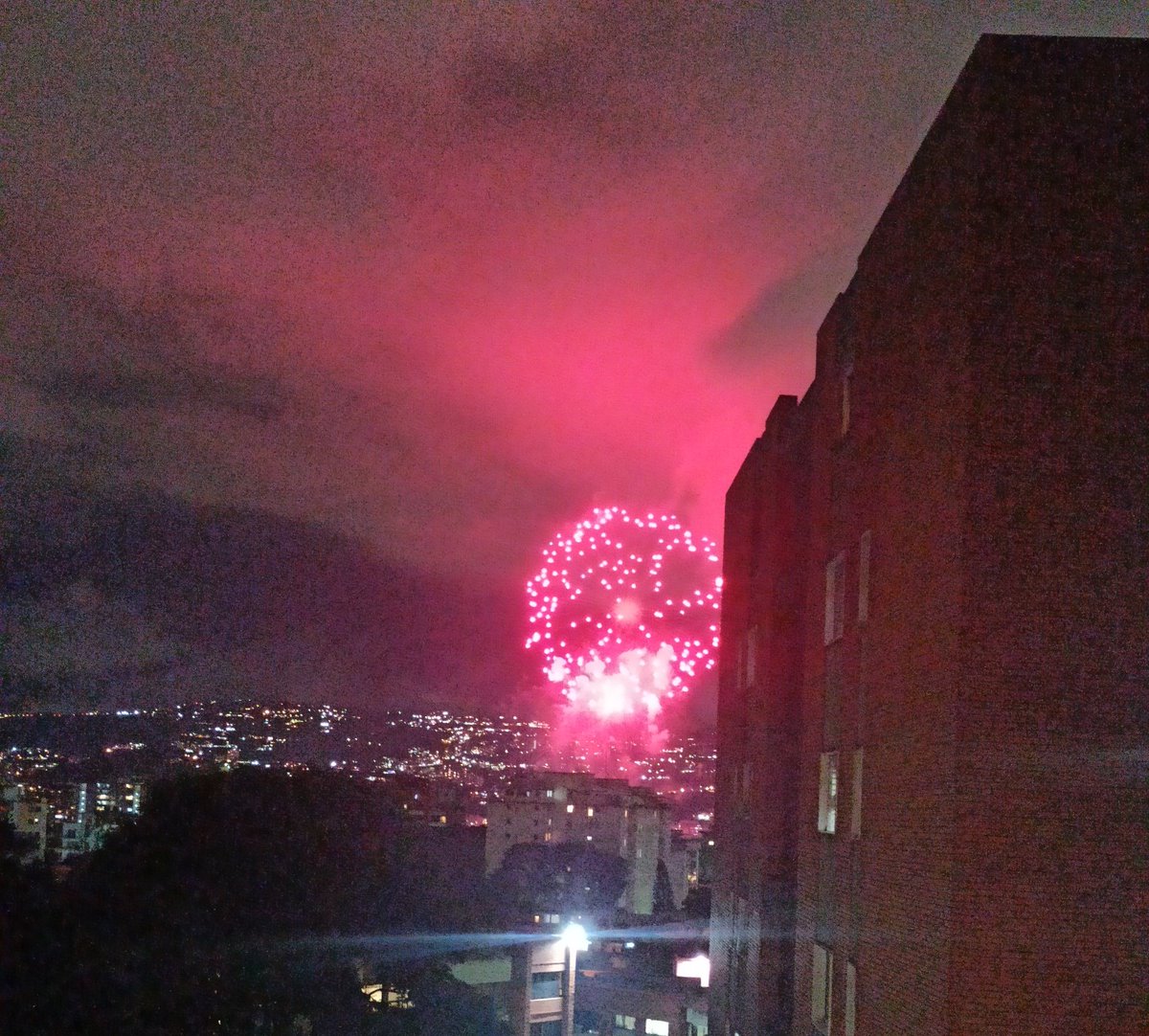 maryorinmendez's tweet photo. Caracas 8pm (No es Seúl). Es algún boliburgués cagándose en la madre del país con el índice más grande de miseria y la peor inflación del mundo #27Nov 

Van cinco minutos de estruendos. https://t.co/2y7RD3Dnwe