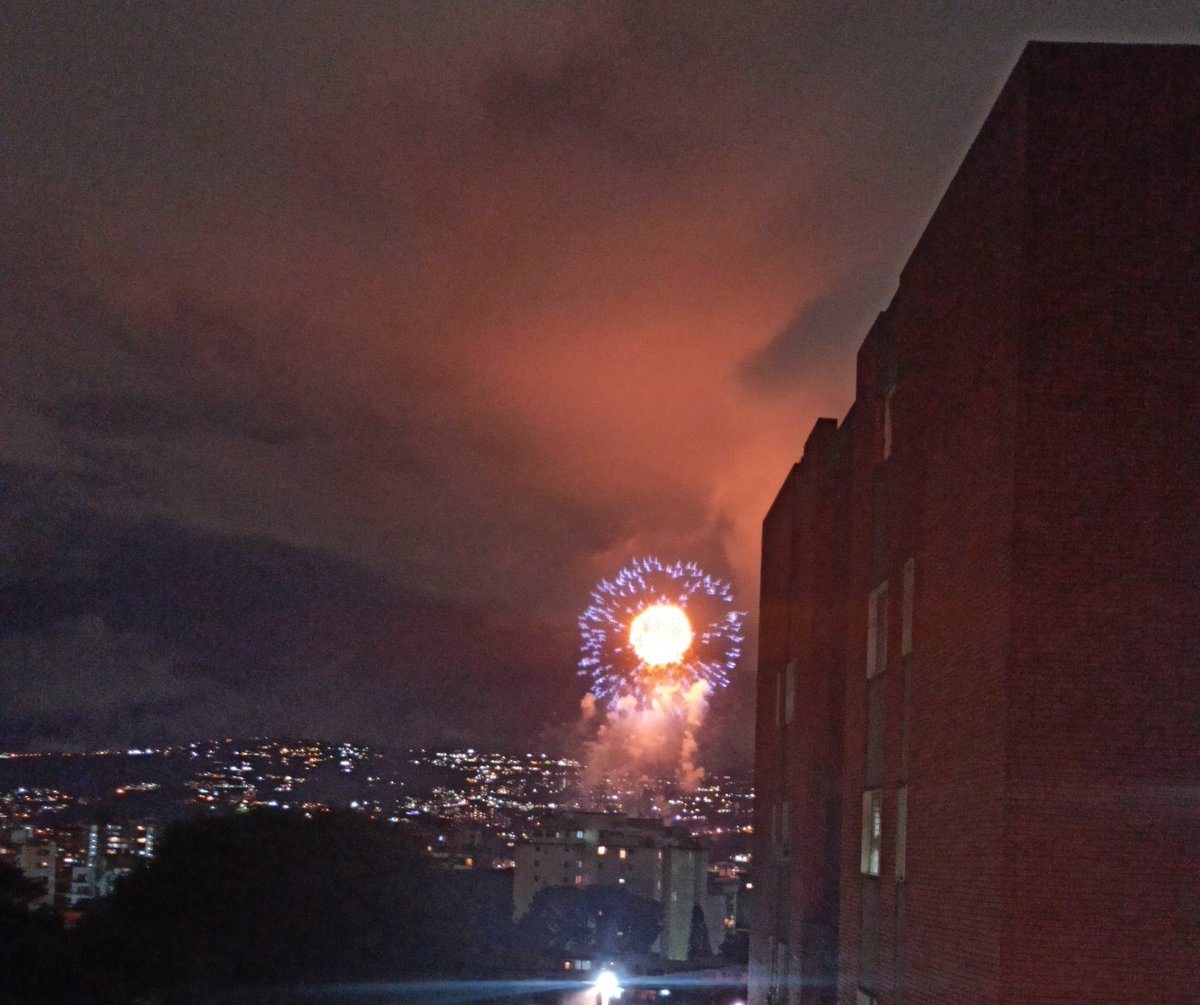 maryorinmendez's tweet photo. Caracas 8pm (No es Seúl). Es algún boliburgués cagándose en la madre del país con el índice más grande de miseria y la peor inflación del mundo #27Nov 

Van cinco minutos de estruendos. https://t.co/2y7RD3Dnwe