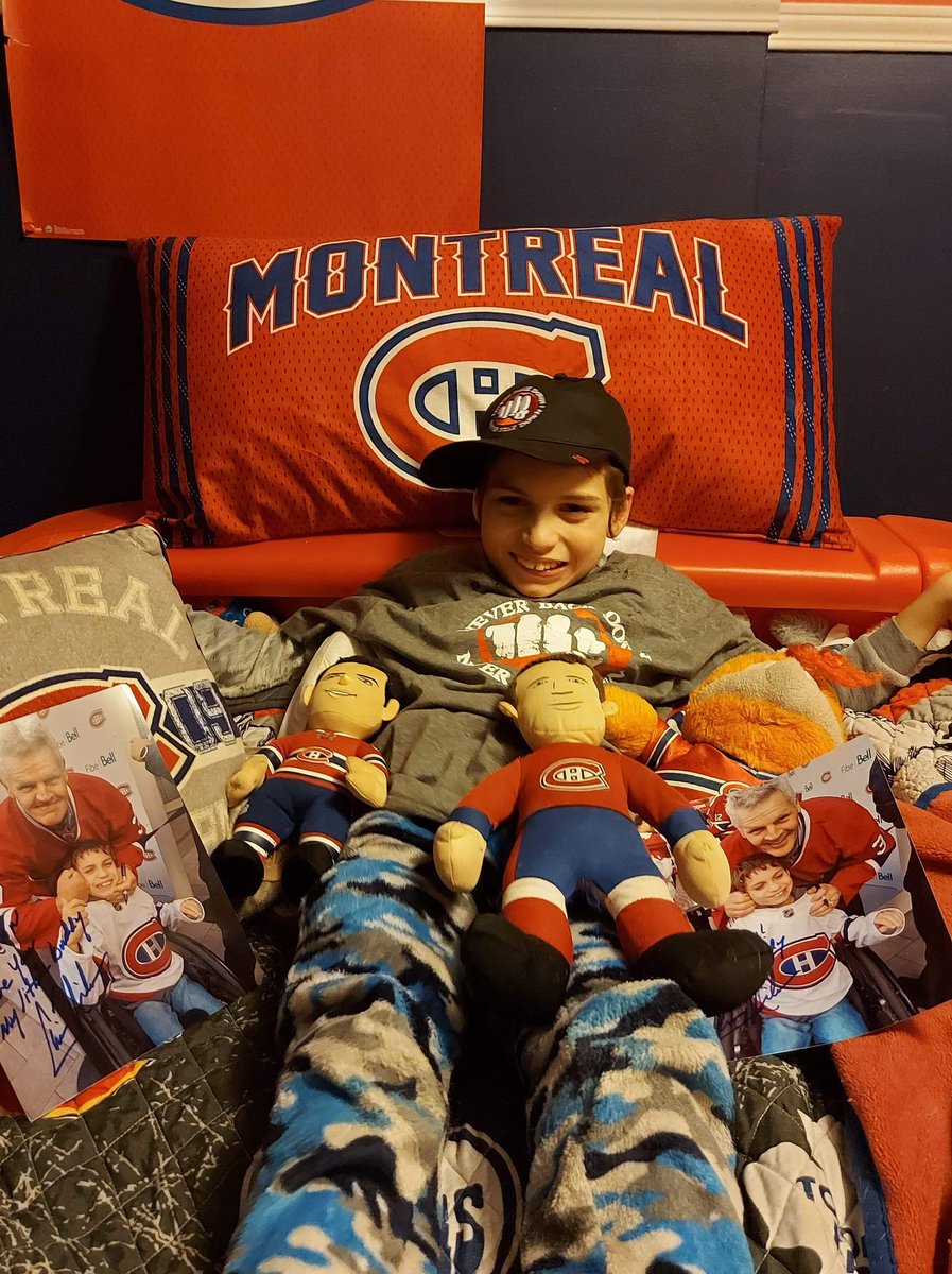 slyhawks2's tweet photo. A big thanks to @KnucklesNilan30  for your'e time for tristan and the gift he was very happy for this 🤗🤗❤ thanks again chris and jaime❤❤ https://t.co/9kgWIM0176