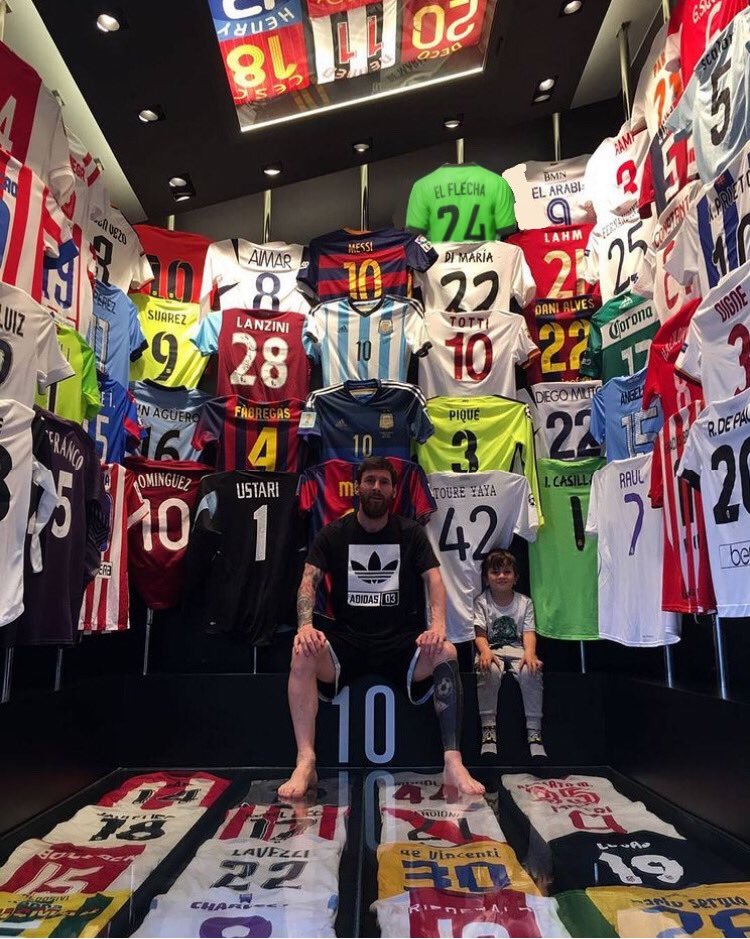 LesMermesFC's tweet photo. Hermoso recuerdo de cuando Leo Messi mostró su fanatismo por LesMermes, guardando la camiseta de @FlechaJuarez en su casa! 
(📸Arriba a la derecha)

#AupaLesMermes💚💜 https://t.co/n5AlXtxJ6p