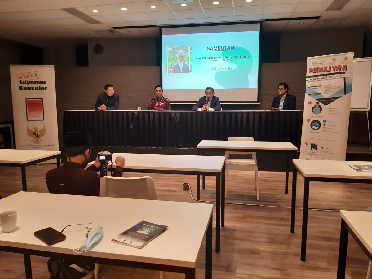 kbridenhaag's tweet photo. KBRI Den Haag menyelenggarakan kegiatan Outreach masyarakat Indonesia di Wageningen, 27/11/2020.
Kegiatan dibuka oleh Dubes RI Den Haag, dilanjutkan dengan diskusi mengenai Portal Peduli WNI, dokumen keimigrasian, dan pernikahan campur.
#peduliwni #imigrasi #konsuler https://t.co/8Yv2apAFUq