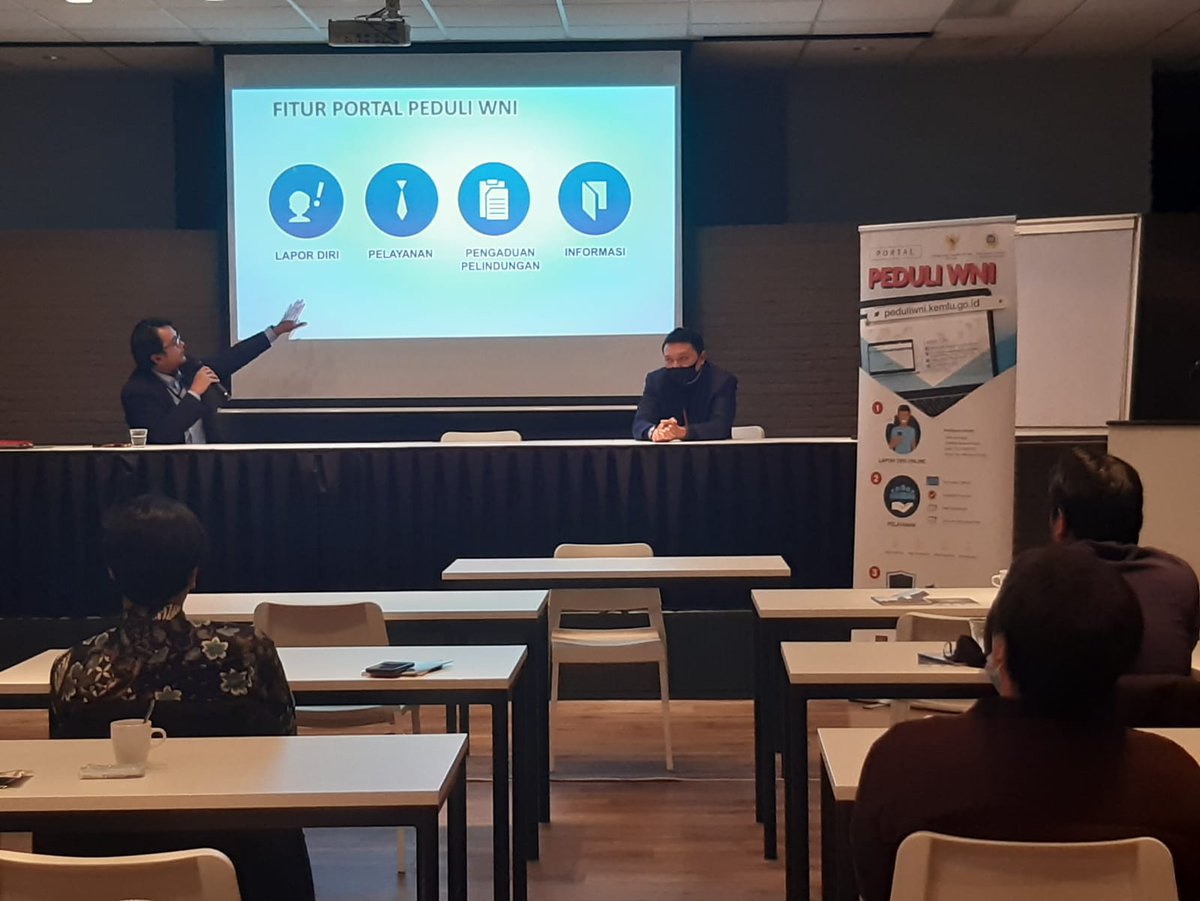 kbridenhaag's tweet photo. KBRI Den Haag menyelenggarakan kegiatan Outreach masyarakat Indonesia di Wageningen, 27/11/2020.
Kegiatan dibuka oleh Dubes RI Den Haag, dilanjutkan dengan diskusi mengenai Portal Peduli WNI, dokumen keimigrasian, dan pernikahan campur.
#peduliwni #imigrasi #konsuler https://t.co/8Yv2apAFUq