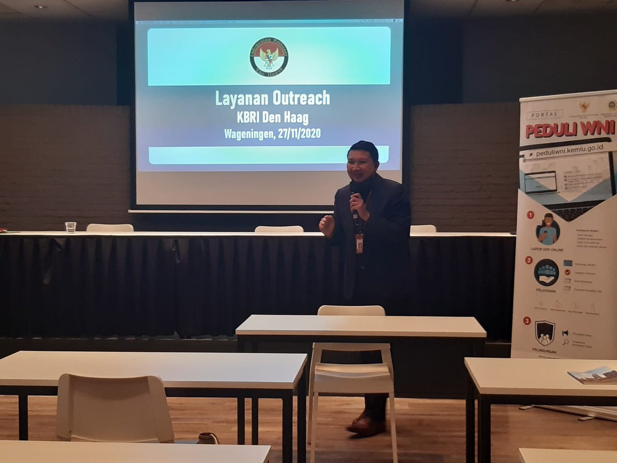 kbridenhaag's tweet photo. KBRI Den Haag menyelenggarakan kegiatan Outreach masyarakat Indonesia di Wageningen, 27/11/2020.
Kegiatan dibuka oleh Dubes RI Den Haag, dilanjutkan dengan diskusi mengenai Portal Peduli WNI, dokumen keimigrasian, dan pernikahan campur.
#peduliwni #imigrasi #konsuler https://t.co/8Yv2apAFUq