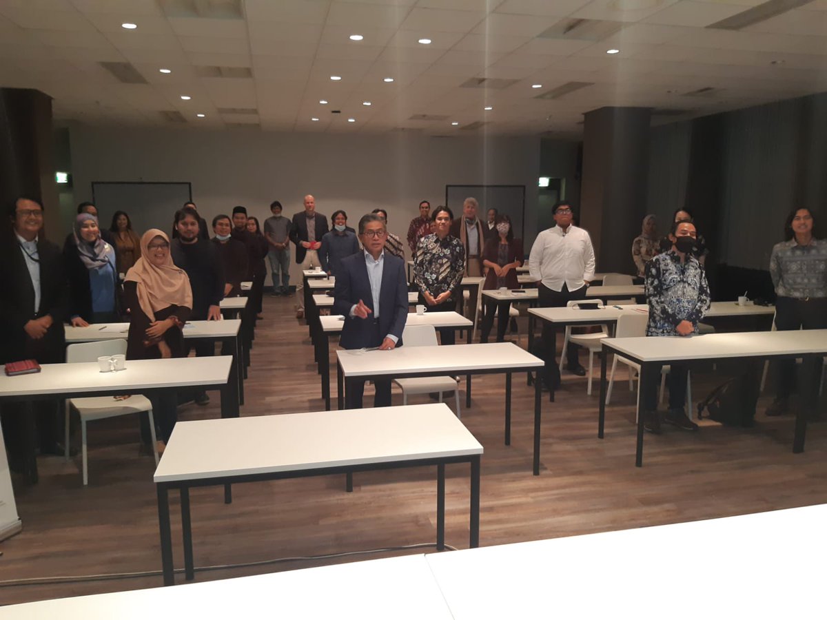 kbridenhaag's tweet photo. KBRI Den Haag menyelenggarakan kegiatan Outreach masyarakat Indonesia di Wageningen, 27/11/2020.
Kegiatan dibuka oleh Dubes RI Den Haag, dilanjutkan dengan diskusi mengenai Portal Peduli WNI, dokumen keimigrasian, dan pernikahan campur.
#peduliwni #imigrasi #konsuler https://t.co/8Yv2apAFUq