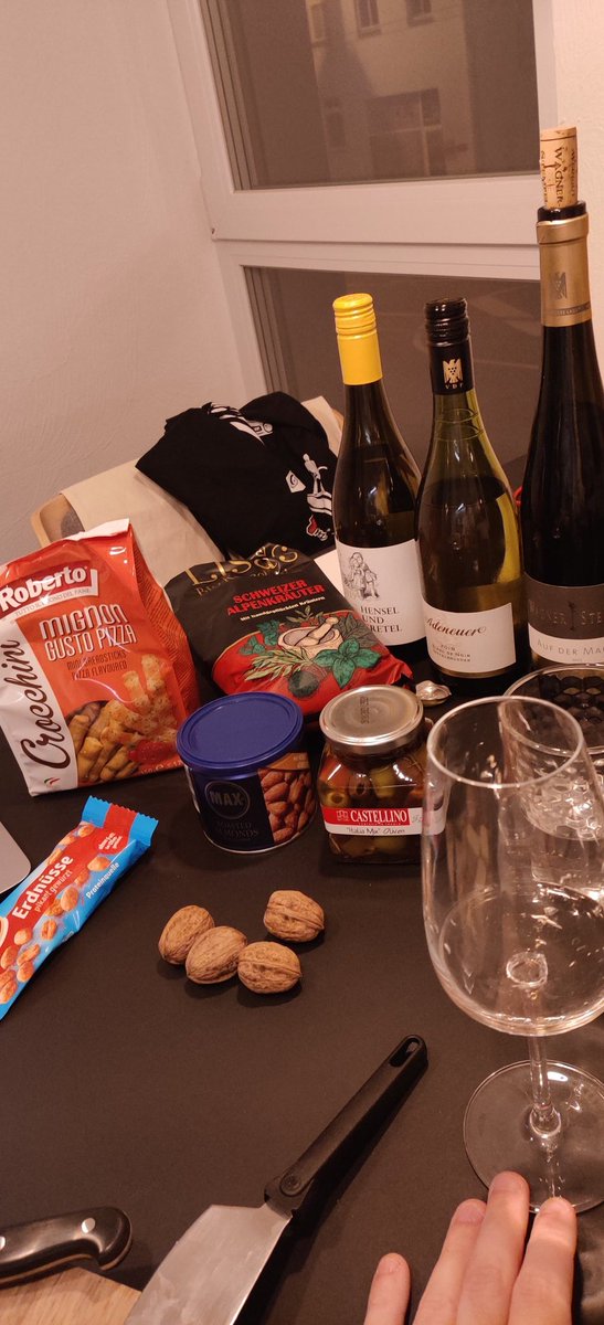 primeforcegroup's tweet photo. At the evening we had a wine tasting
Together in a virtual meeting and with a sommelier.
After that the rest of the packages would be opened with desert (not in the pictures) and other goodies. https://t.co/kpVcnb0j2i