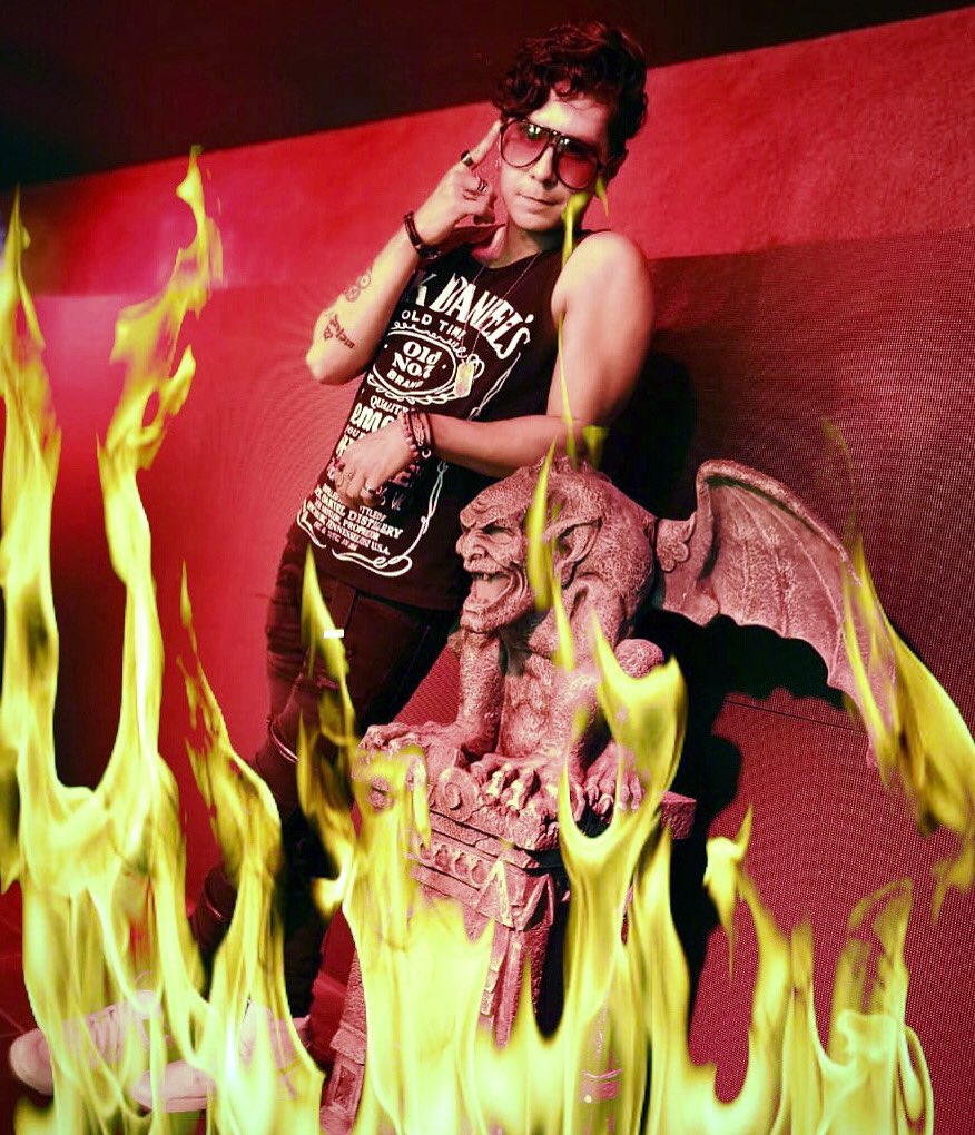 GrecoVolta's tweet photo. Me compré estos lentes para ver el 2020 y mas o menos así se ve...
.
.
.
#fuego #fire #jackdaniels #tshirts #gargola #sunglases
#photoshop #efect #efects #filtro #filter #2020 #lentes #lentesdesol https://t.co/5GsYintTRG