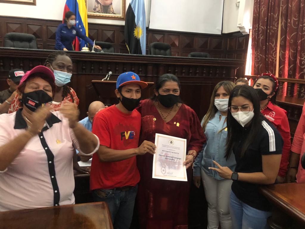 UBVEjeCaciqueM1's tweet photo. Darwis Camargo y Keinel Bravo, de la UBV Eje Cacique Mara, recibieron reconocimientos del @Clezulia durante Sesión Especial del Día del Estudiante Universitario.  #27Nov @unibolivariana @RNV_Zulia @sandraoblitasr @UBVBIODIVERSA1 @ComSociaUBVZul @gabiclor @darwis_2013 @fveu_ve https://t.co/tJK6OniADI