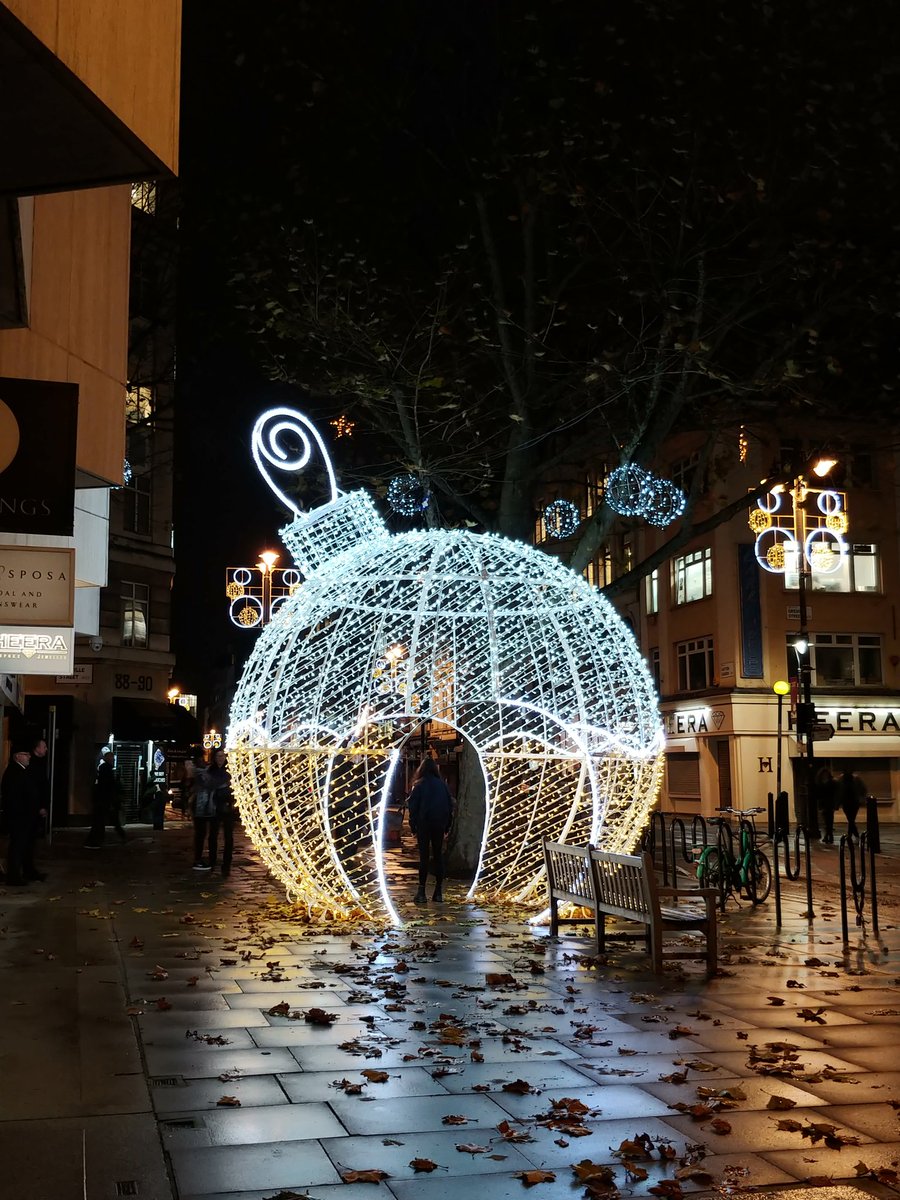 AlanCampot's tweet photo. Se viene la época navideña y es una buena oportunidad para empezar con la serie #LightsOfLondon https://t.co/VNhFTqyuYA