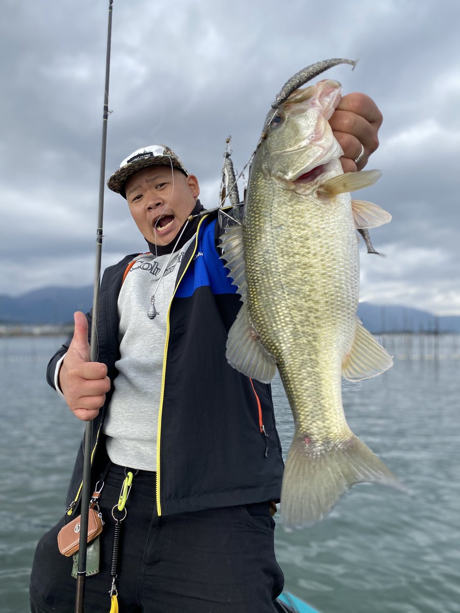 リブレレンタルボート 先日のお客様です いつもありがとうございます 湖上でのお写真も頂きました 45cm 今年のビッグフィッシュ賞 今日入れてあと３日です 結果どうなるでしょうか リブレレンタルボート バス釣り ブラックバス 琵琶湖