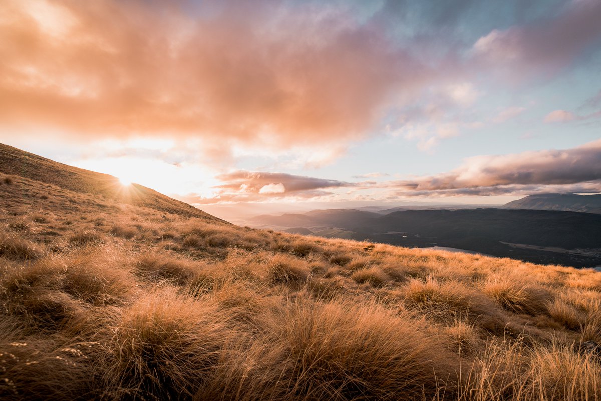 KalebsCode's tweet photo. golden hour in the new zealand mountains https://t.co/00zBujnN0G
