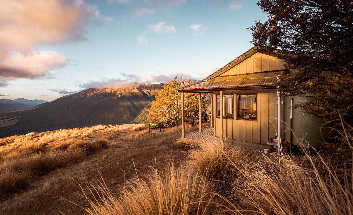 KalebsCode's tweet photo. golden hour in the new zealand mountains https://t.co/00zBujnN0G