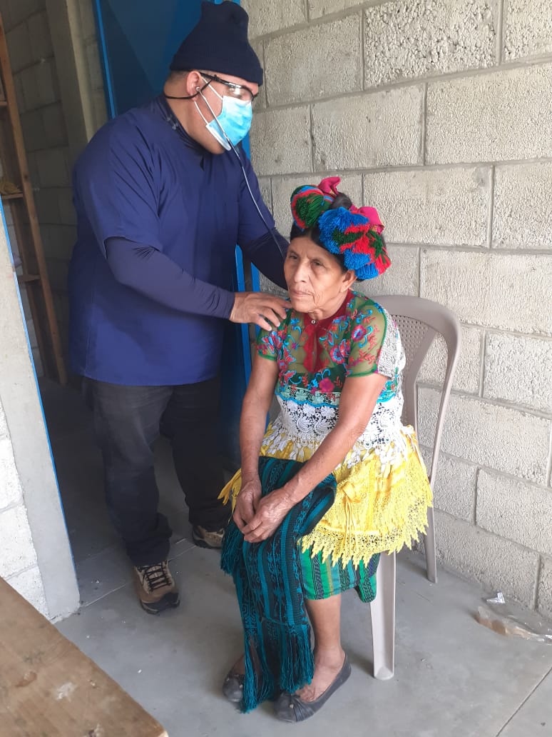ConsulcubaGuat's tweet photo. Drs. Yosmany Mora López y Armando Blanco Ledesma atendieron en el municipio Sacapulas, caserío Xecanap, Quiché. 
Allí se vieron 66 pacientes, hombres 20, mujeres 43, de ellas embarazadas 6 y 3 lactantes. Aportes de la Brigada Henry Reeve de la Brigada Médica Cubana en Guatemala. https://t.co/titKPEdL60