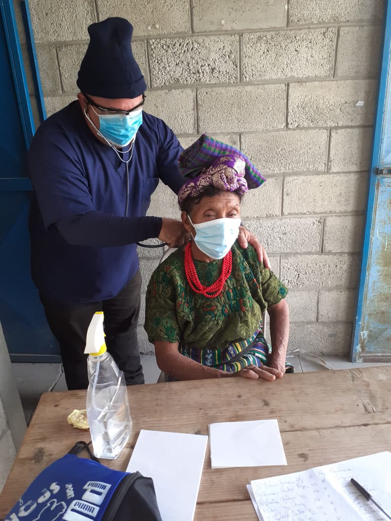 ConsulcubaGuat's tweet photo. Drs. Yosmany Mora López y Armando Blanco Ledesma atendieron en el municipio Sacapulas, caserío Xecanap, Quiché. 
Allí se vieron 66 pacientes, hombres 20, mujeres 43, de ellas embarazadas 6 y 3 lactantes. Aportes de la Brigada Henry Reeve de la Brigada Médica Cubana en Guatemala. https://t.co/titKPEdL60