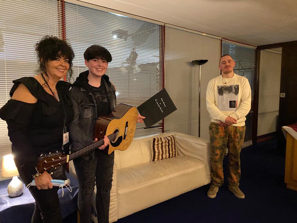 RTELateLateShow's tweet photo. Look who just got a signed guitar backstage 👀 🎸

#LateLateToyShow https://t.co/AWfPzs7SUf