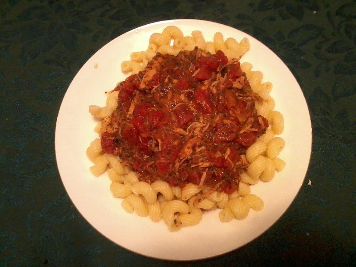 AilsaForshaw's tweet photo. Yay! #Leftovers! Or, as I like to call them, #FutureMeals! 
https://t.co/P0K0BH0far 
Pass da Pasta! 🍝🍗
Leftover turkey in a pan with 
Olive Oil
Montreal Steak Spice
Seasoning salt
Basil (6-8 Tsp - pour it in the pan!)
Add 1 Can Diced Tomatoes
#Spaghetti 
https://t.co/9ySEvdffHa https://t.co/bvBHCO82Wz