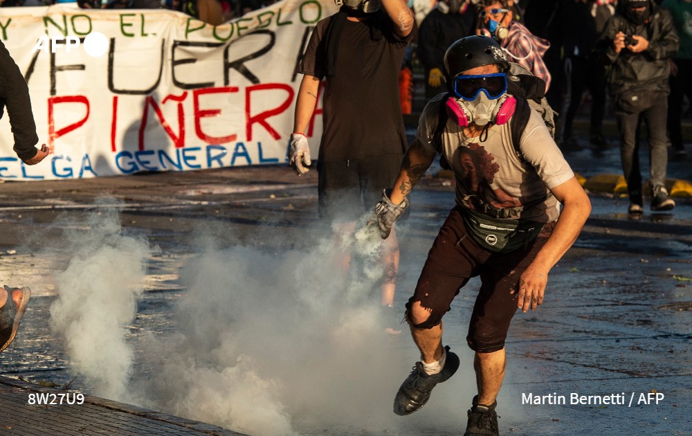 AFPespanol's tweet photo. Enfrentamientos entre manifestantes y la policía antidisturbios durante una protesta contra el gobierno del presidente chileno Sebastián Piñera, este viernes en Santiago #AFP https://t.co/8VE8MVgwGf