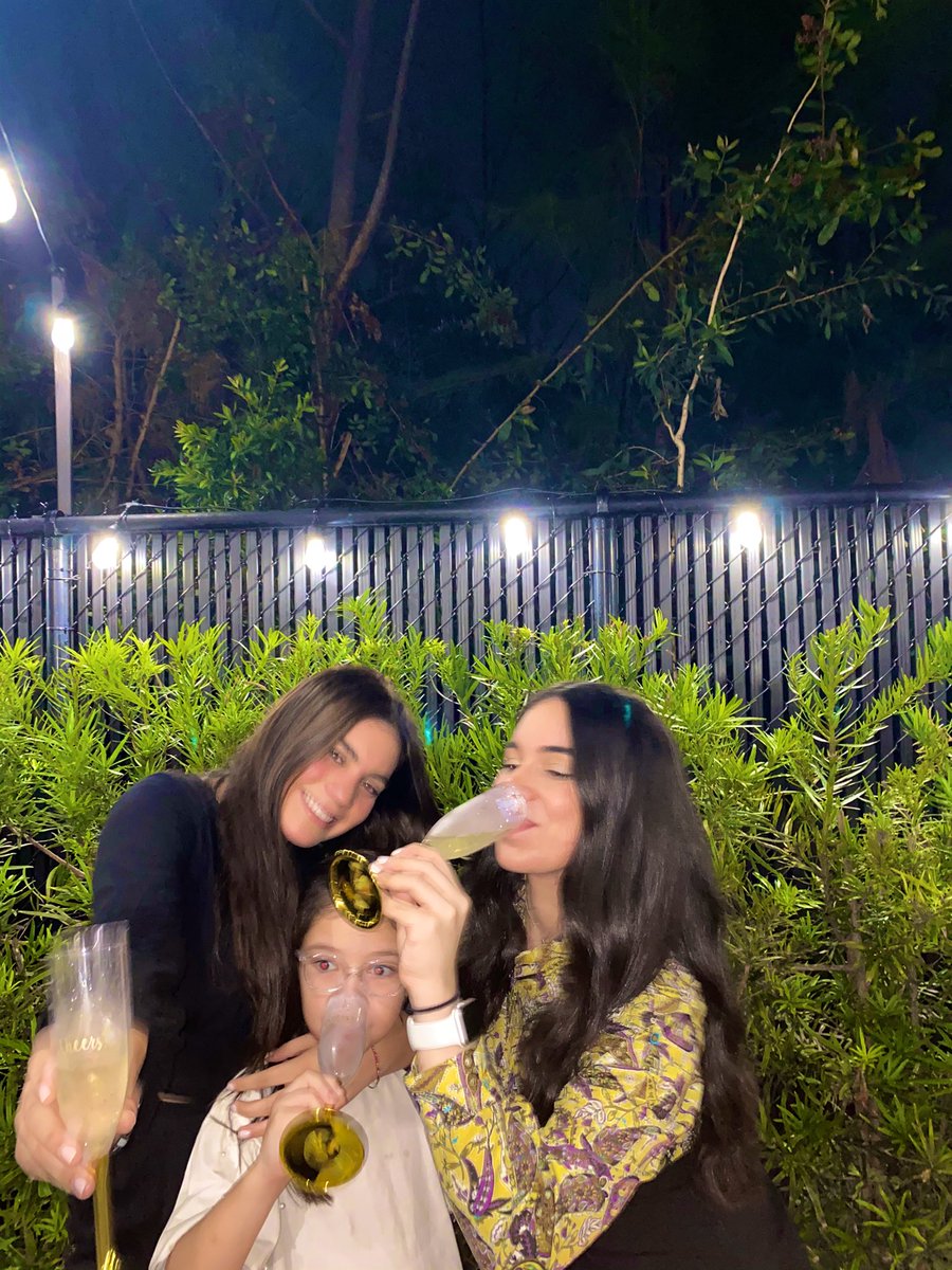 nathbohorquez's tweet image. Las extrañé tanto!!❤️ ps: cami tenia agua en la copa