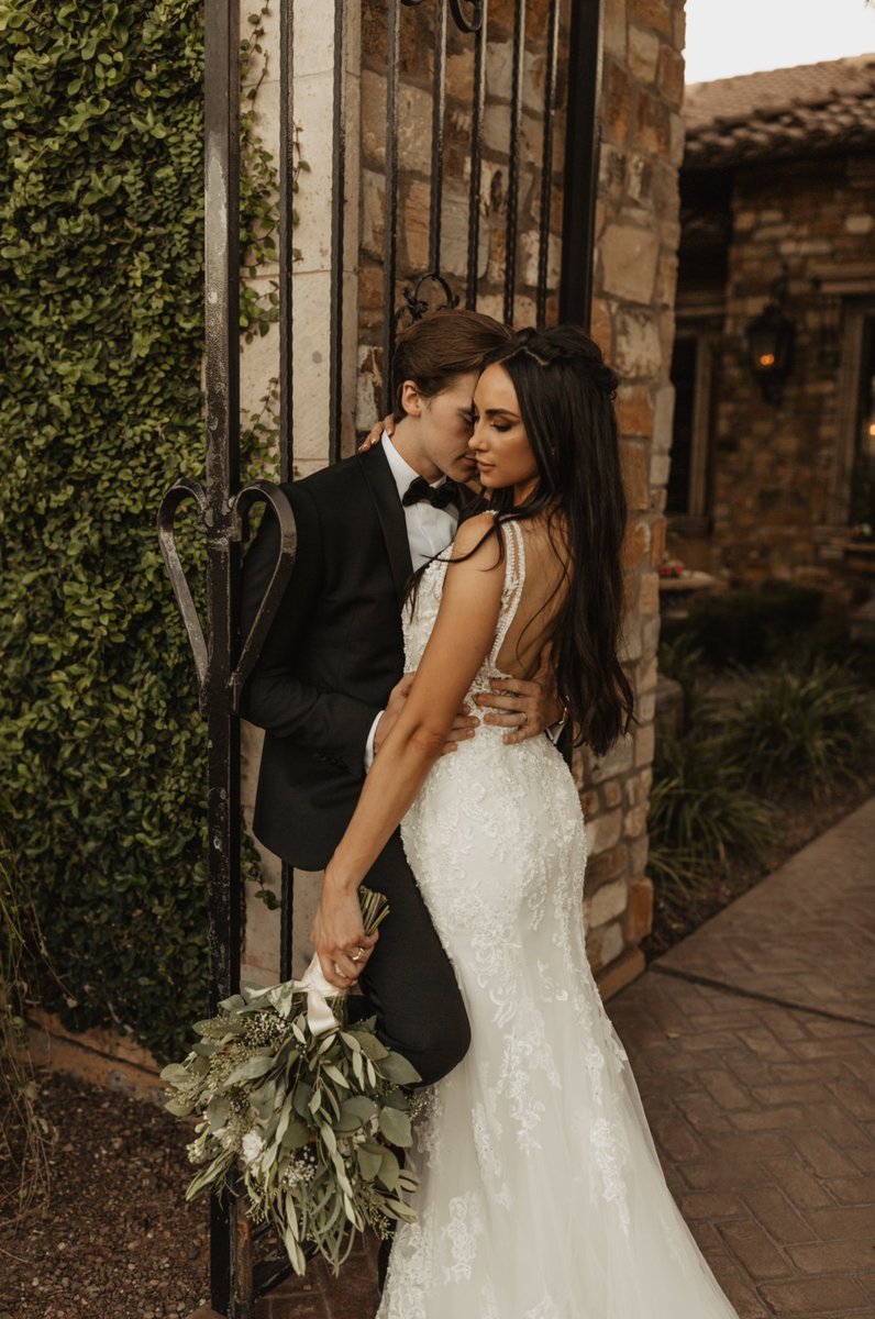 mia_scholink's tweet photo. Wedding gallery is back and here’s a little sneak peek!! 💫 #marriedlife https://t.co/14KR66lhI3
