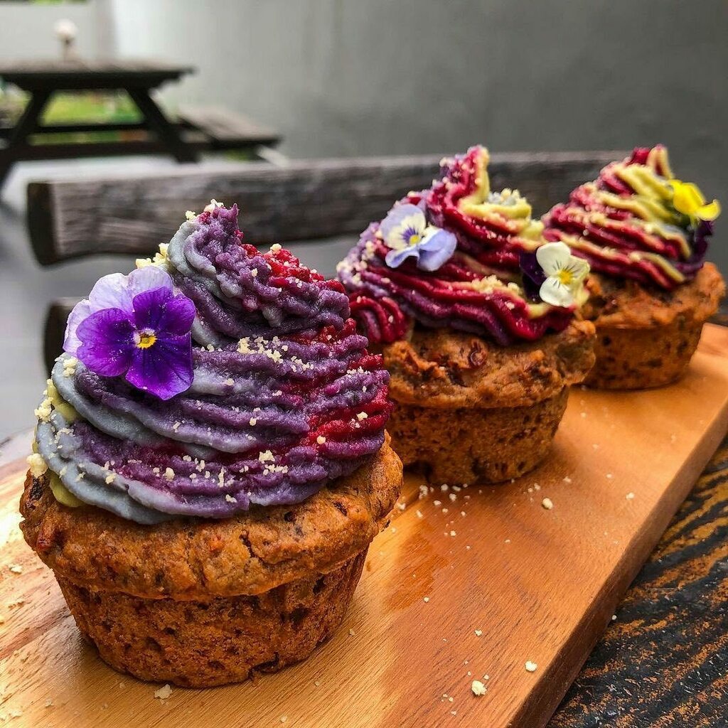 VegansIn's tweet photo. Unicorn is our spirit animal💜💚💗😜 Thanks @sonsofpeaches for these lovely muffins!😋😋 https://t.co/L4XEsby8F9