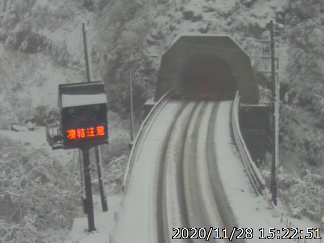 myokokogen's tweet photo. Only a dusting thus far but should continue over the weekend. Check out our Myoko webcams! Link below.

Snow Reports: https://t.co/6l8KjTwNTi
Webcams: https://t.co/sW6bJFiAS9

#MyokoSnowReport #MyokoJapan #Myoko #myokoskiresort #SkiMyoko #myokokogen #myokokogenjapan #myokosnow https://t.co/0k2jxgyiVQ